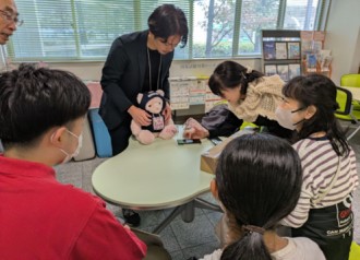 医学祭・秋の散歩道「A1企業コラボ展示」にてAI人形の「ここちゃん」が登場し、多くの方とおしゃべりをしました