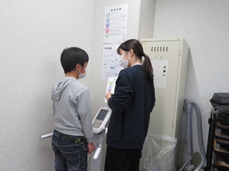 学生保健サポーターと理学療法学生トレーナーが岩神カレー食堂において健康チェックを行いました