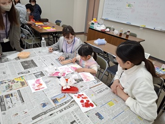 岩神カレー食堂-写真2　工作企画-タンポでお絵描き_R08