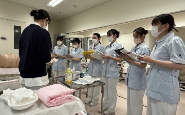 助産師コースの技術演習「消毒の練習」を実施しました