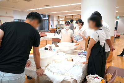 助産師コースの学生が両親学級に参加しました